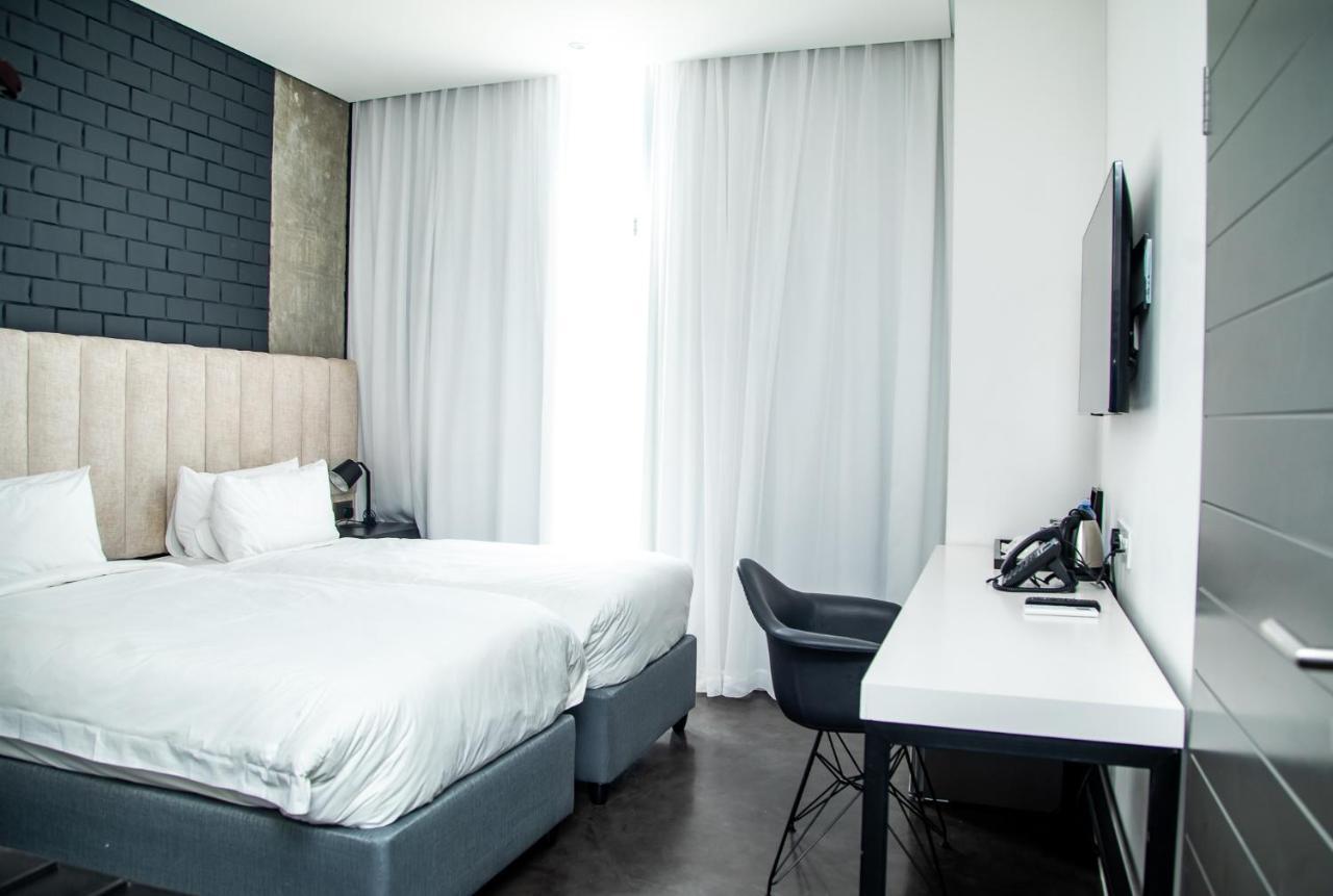 The Urban Hotel Lusaka Esterno foto